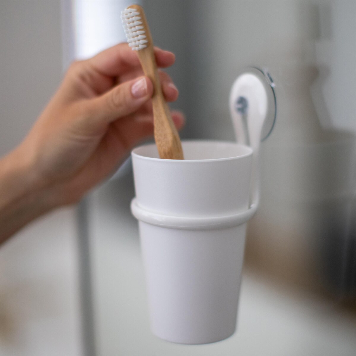 Kubek łazienkowy LOOP z uchwytem, KOZIOL