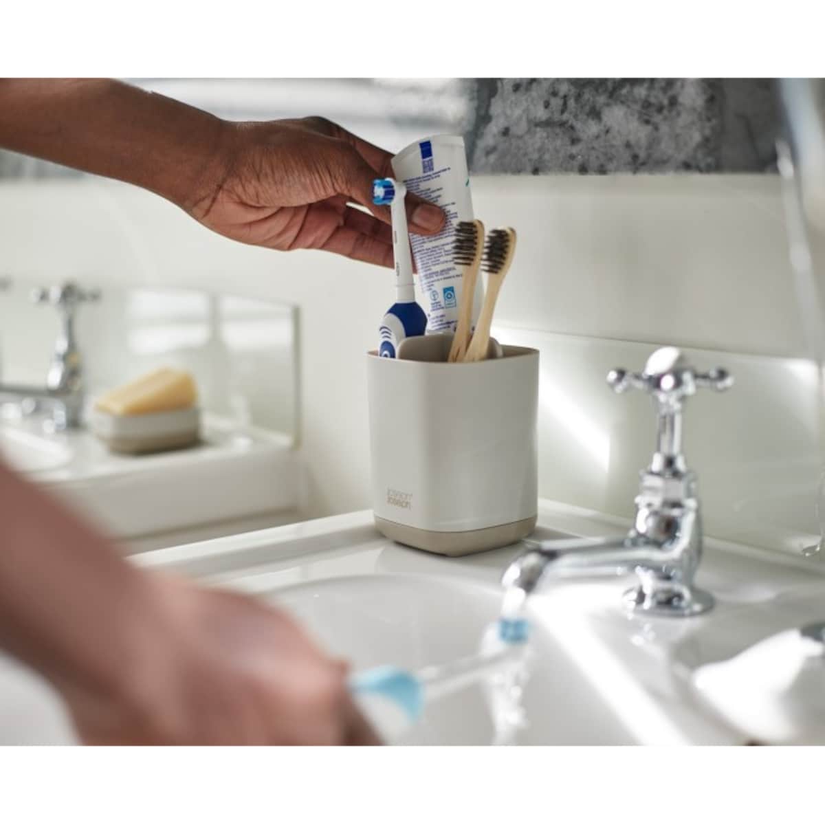 Pojemnik na szczoteczki do zębów beżowy EasyStore, 12.7 x 9 x 9 cm, Joseph Joseph