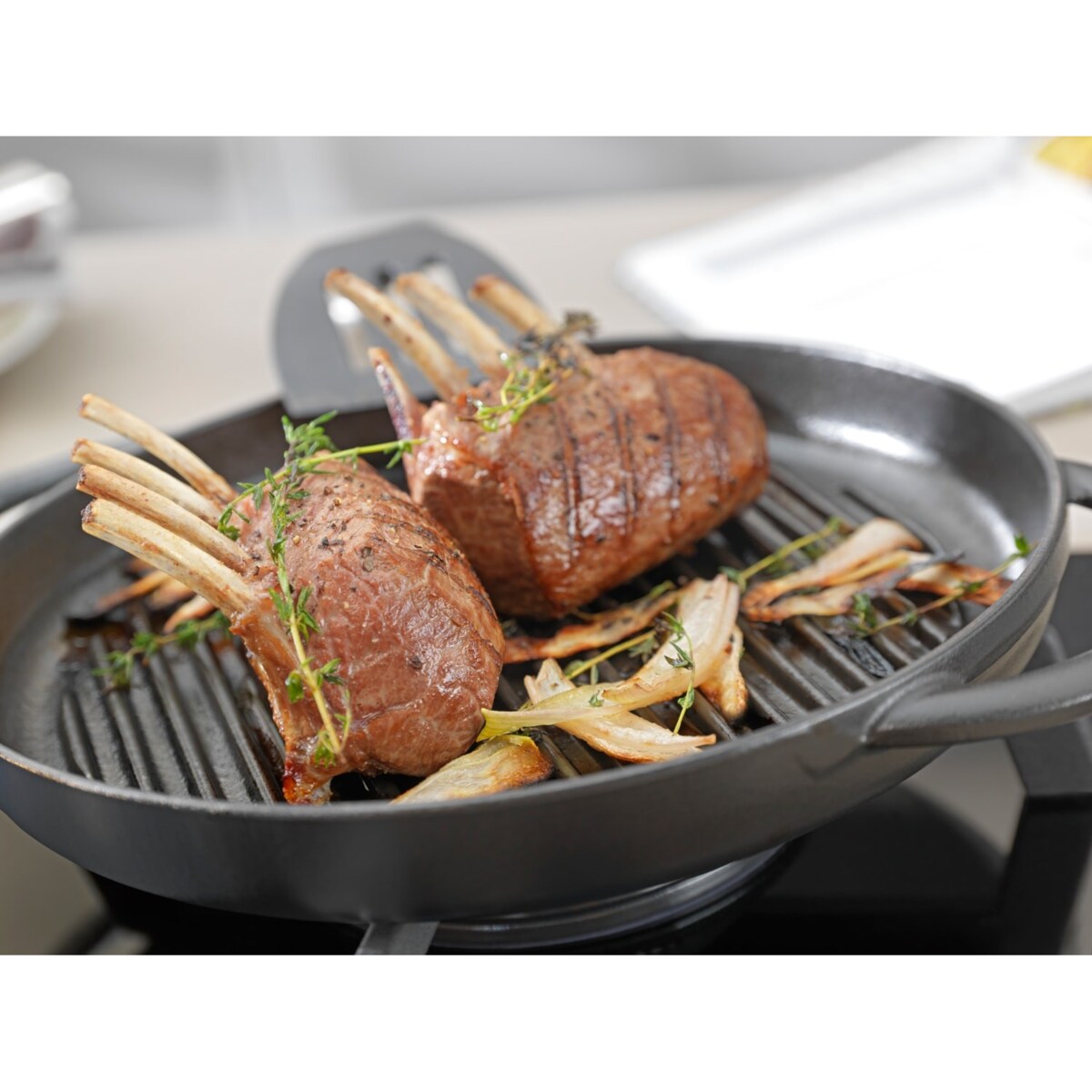 Okrągła patelnia żeliwna grillowa Staub z dwoma uchwytami - 22 cm, Grafitowy