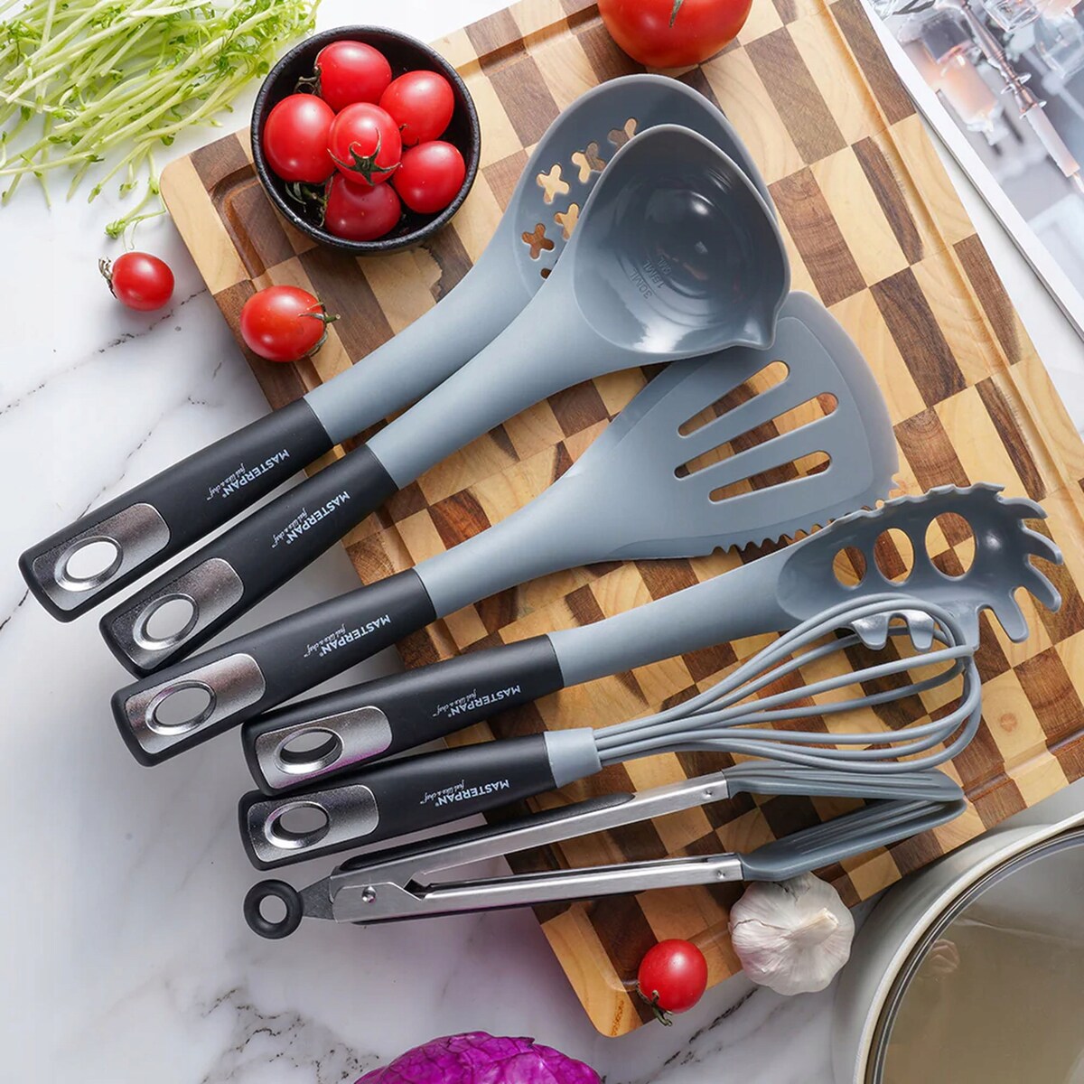 Zestaw Przyborów Kuchennych 7 El. Komplet Łyżka Trzepaczka Szczypce Stojak