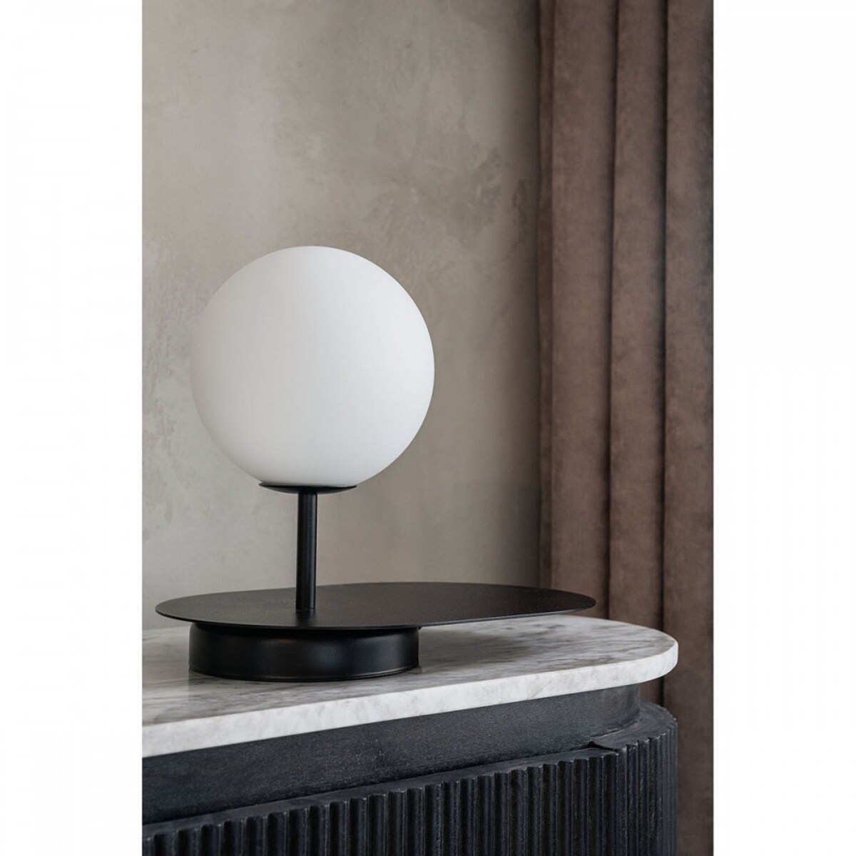 HANEA ST czarna lampa stołowa z półką