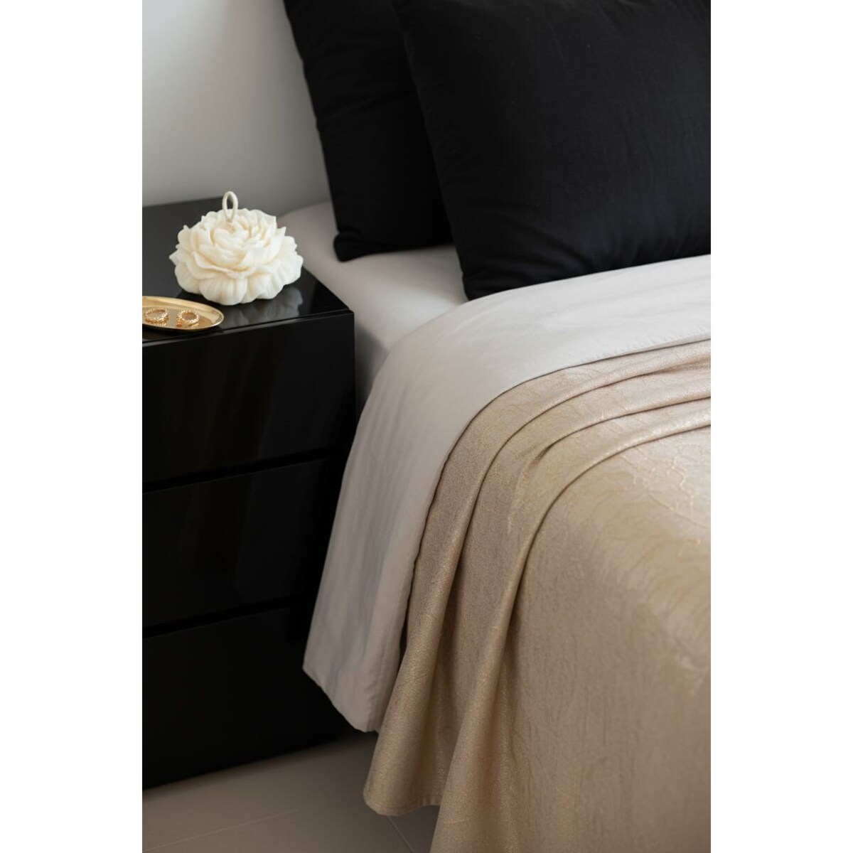 Świeca sojowa Peonia – kwiatowa dekoracja z naturalnego wosku, idealna jako elegancki prezent dla kobiety