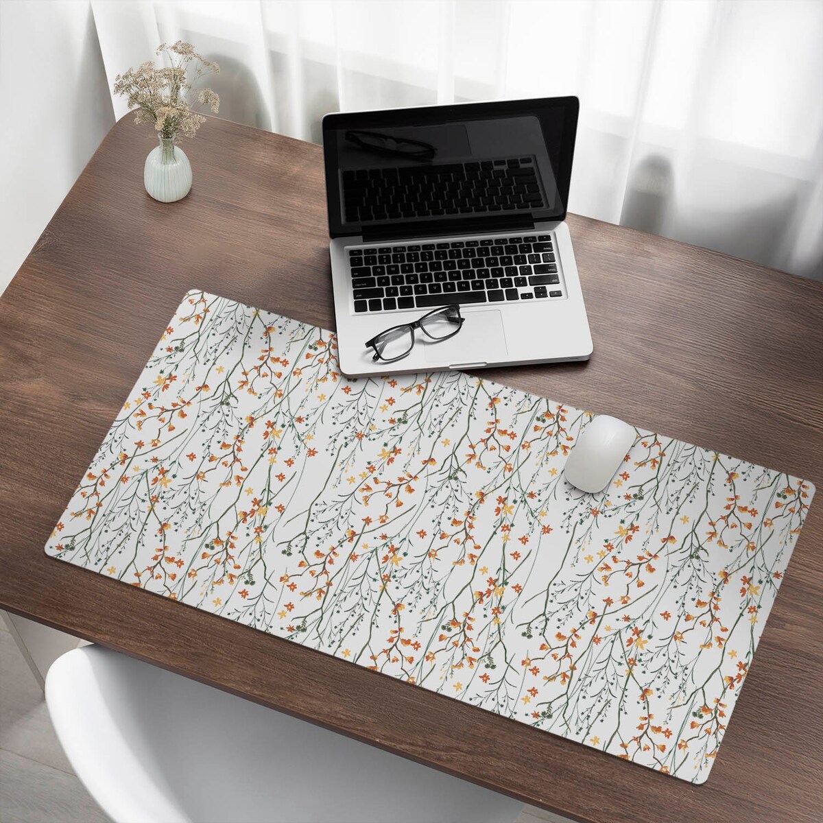 Biała mata na biurko Jesienne kwiaty gałązki, 100x50 cm