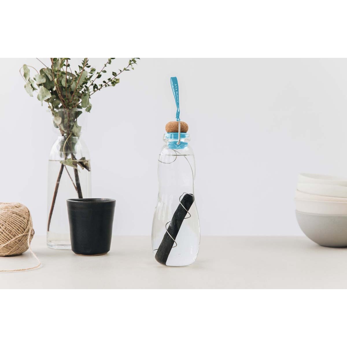 Butelka filtrująca wodę EAU GOOD w pokrowcu niebieska, 650 ml, Black+Blum