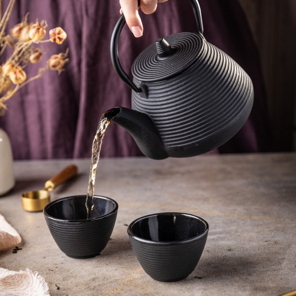 Czajniczek żeliwny Zaparzacz do herbaty 1.0L zestaw z żeliwnymi filiżankami czarkami KINGHOFF