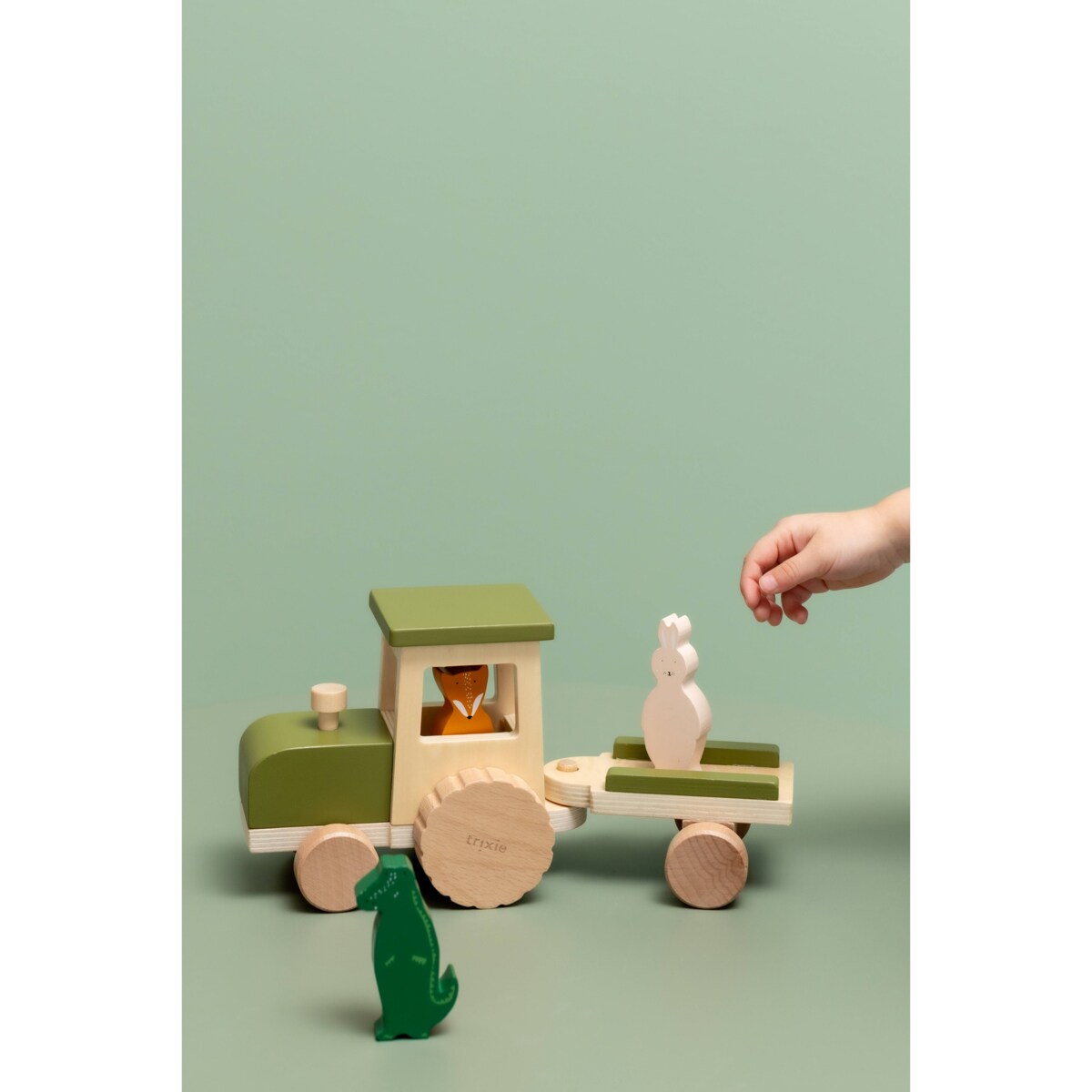 Drewniany traktor z przyczepą