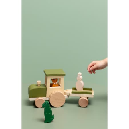 Drewniany traktor z przyczepą