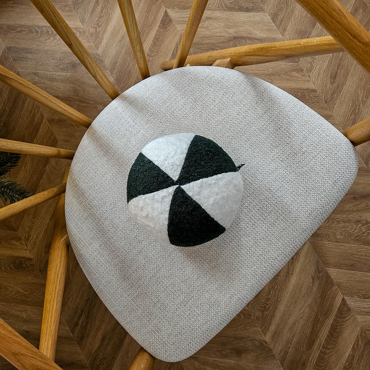 Poduszka SOFT LOOP | biało - zielona mała kula