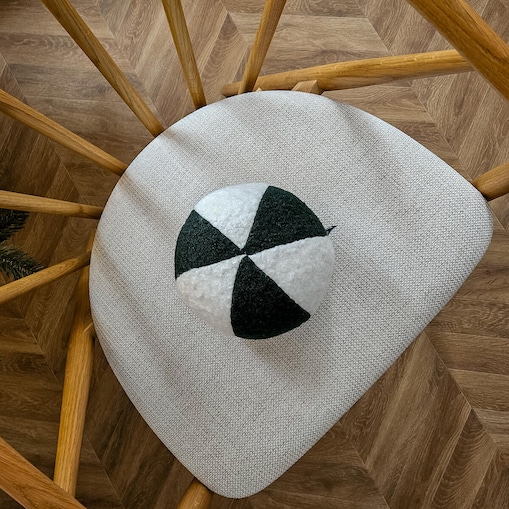 Poduszka SOFT LOOP | biało - zielona mała kula