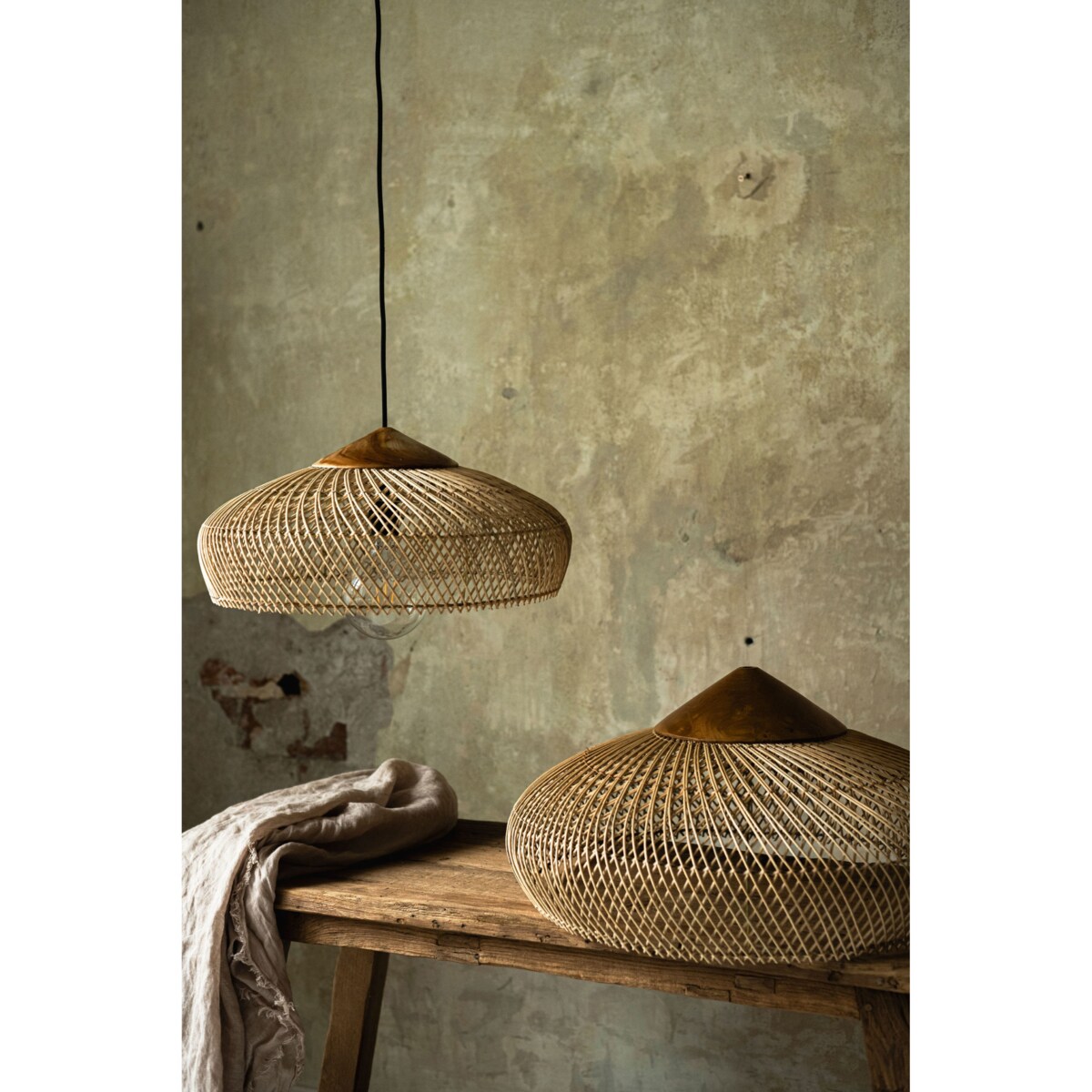 Rattanowa lampa z drewnem teakowym BONNET w rozmiarze M - naturalna