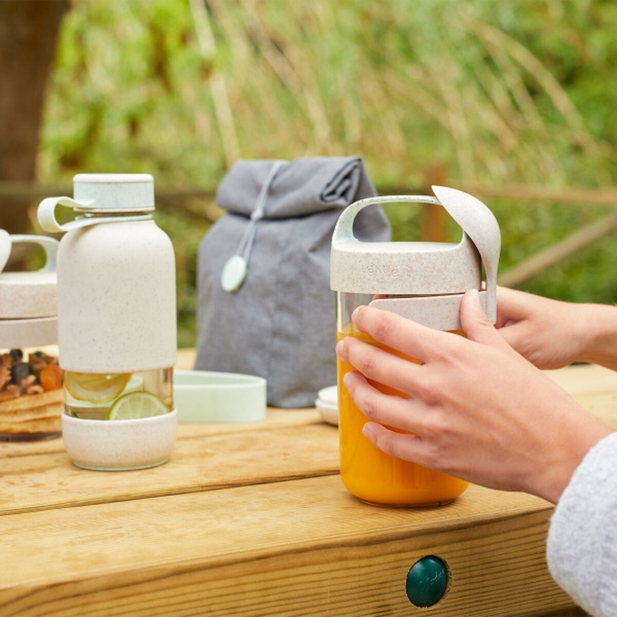 LÉKUÉ TO GO ORGANIC pojemnik na przekąski z łyżką, 600 ml