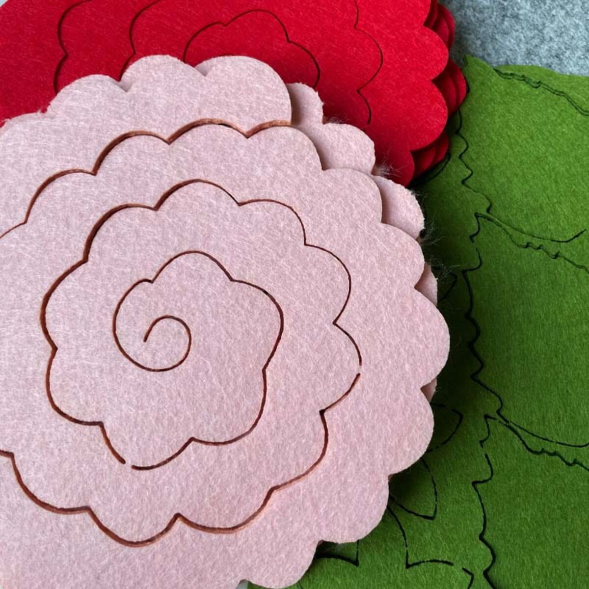 Kwiaty w koszyku DIY - Róże czerowno-różowe