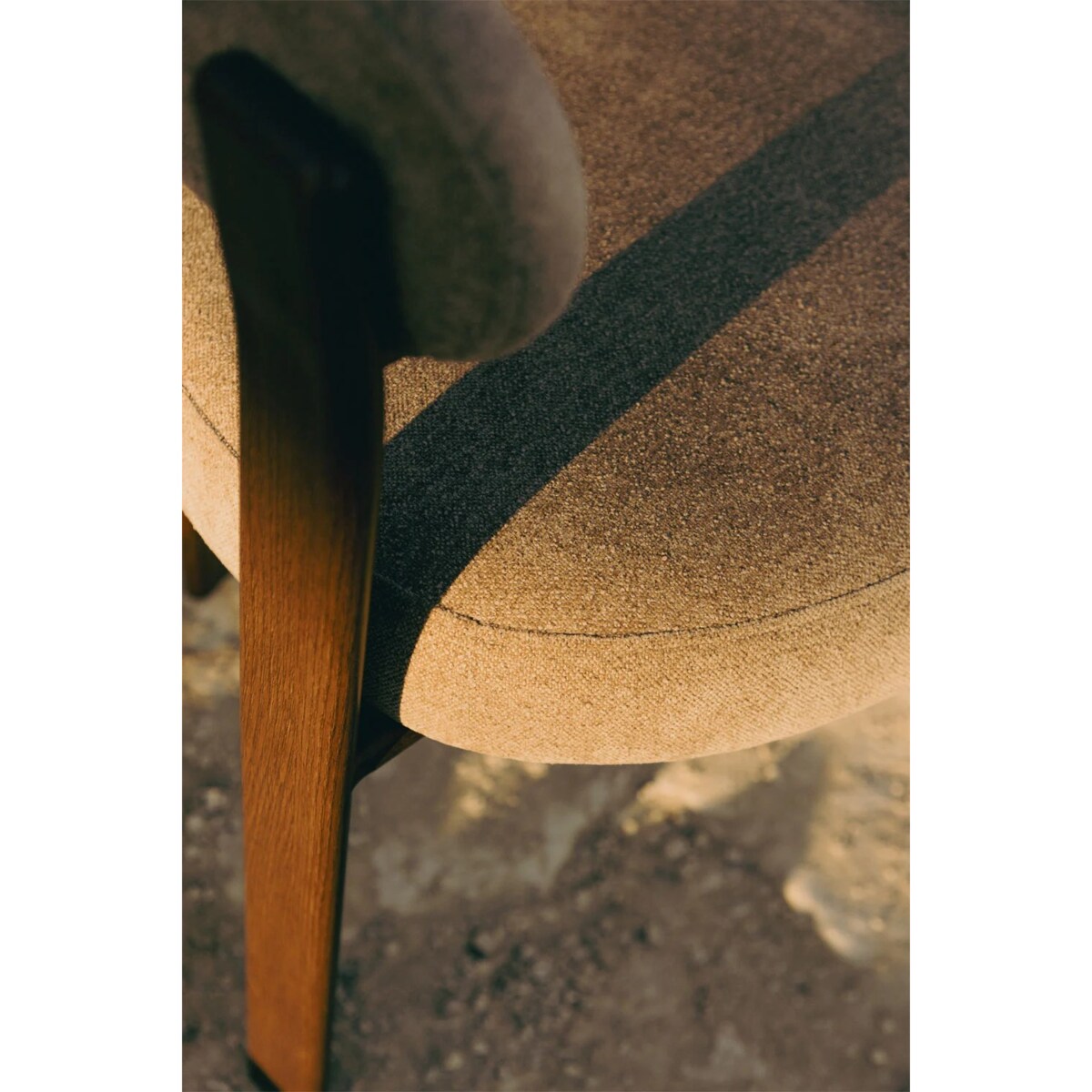 Krzesło z podłokietnikami tapicerowane Jolie, kawa z mlekiem