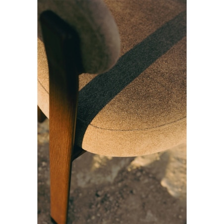 Krzesło z podłokietnikami tapicerowane Jolie, kawa z mlekiem