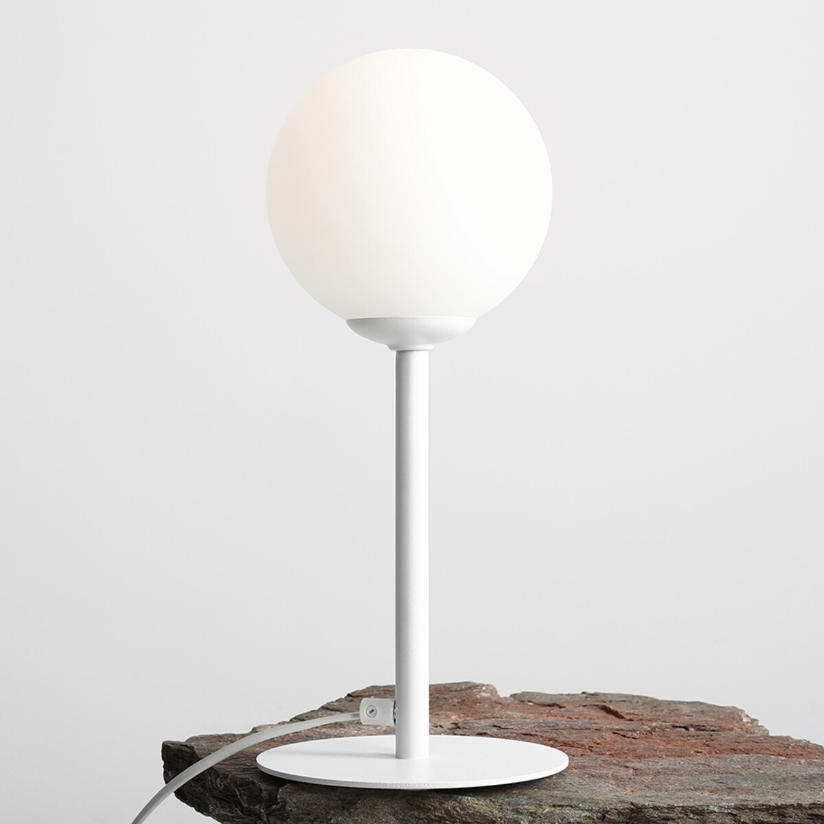 Biała lampka Pinne 1080B Aldex minimalistyczna kula na szafkę nocną