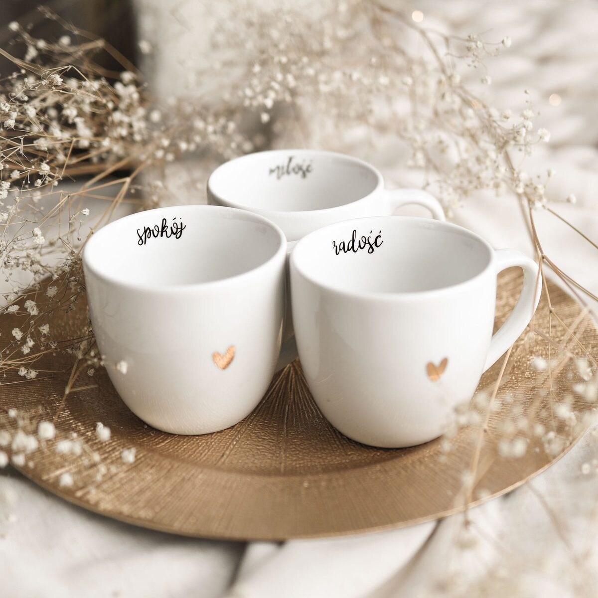 Biały kubek porcelanowy 300 ml - motyw złotego serca z napisem Spokój dla bliskiej osoby na każdą okazję