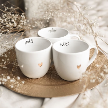 Biały kubek porcelanowy 300 ml - motyw złotego serca z napisem Spokój dla bliskiej osoby na każdą okazję