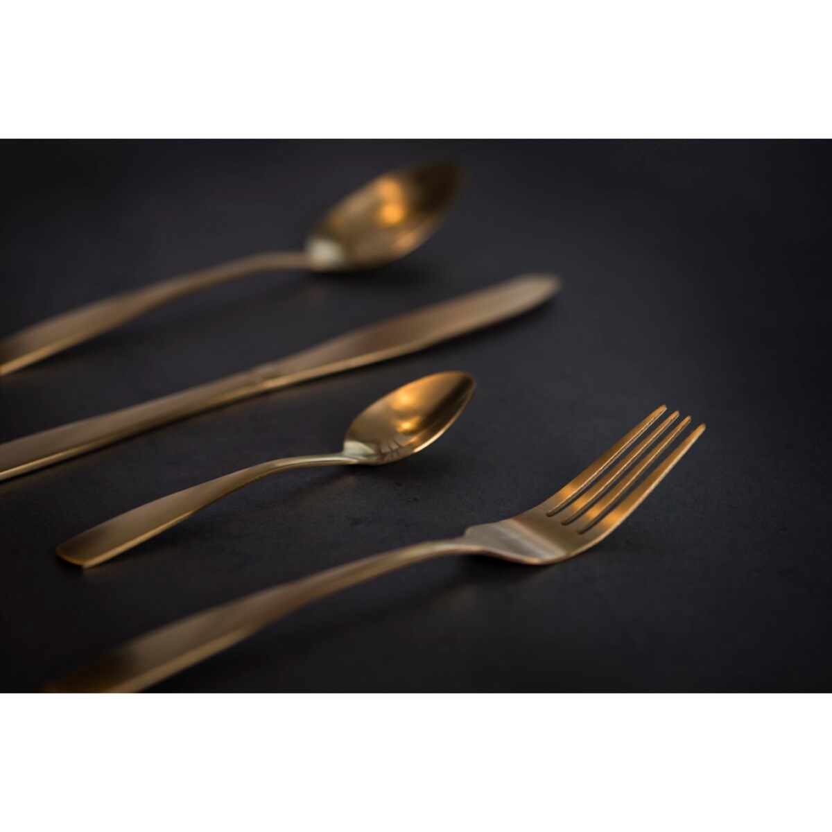 Komplet złotych sztućców, dla 4 osób