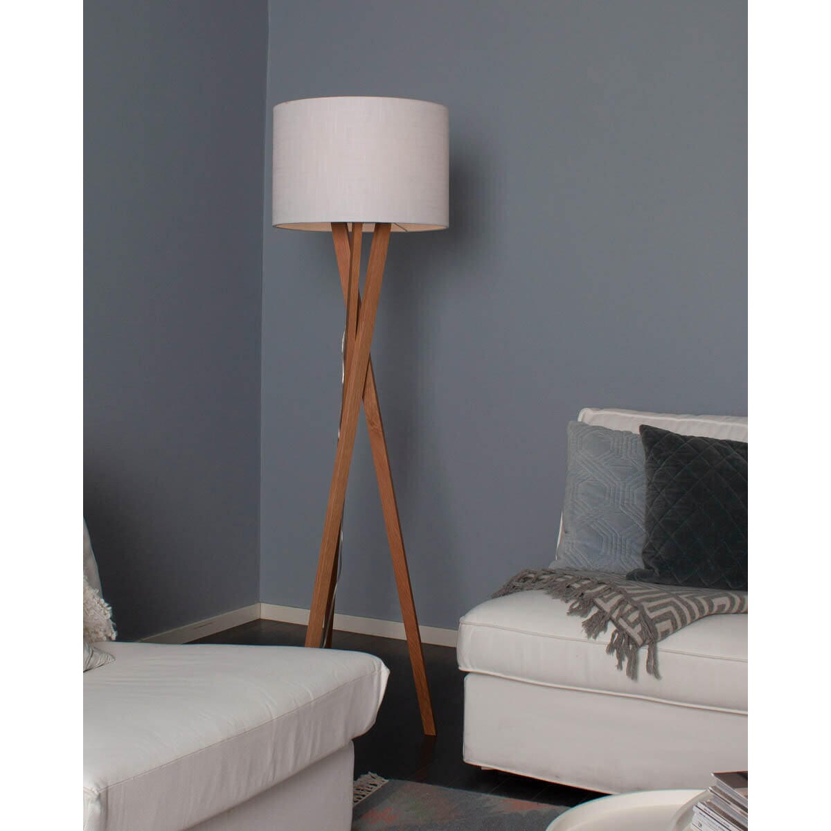 Stojąca lampa abażurowa Vega drewniana na trójnogu biała