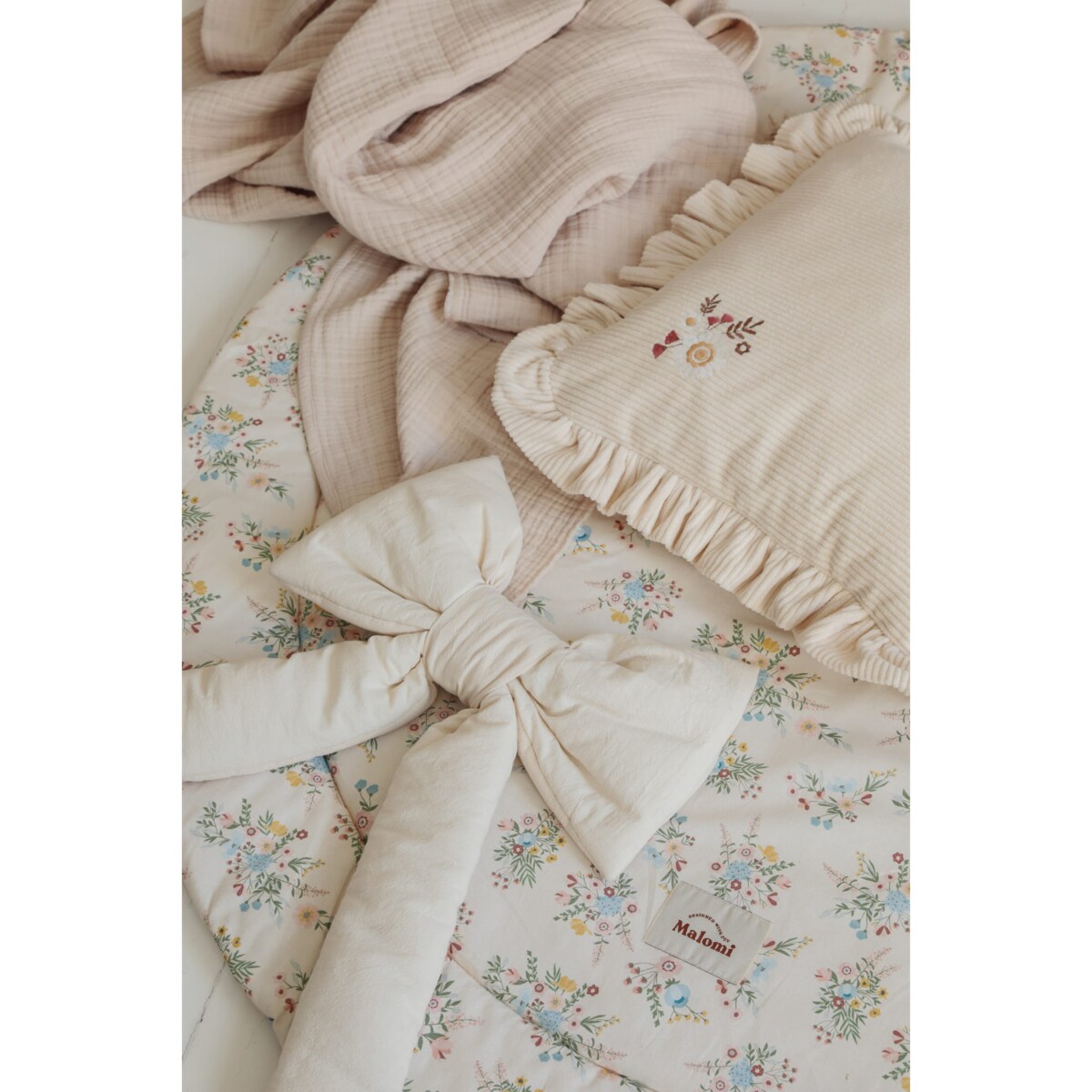 Poduszka dekoracyjna sztruksowa z falbanką natural