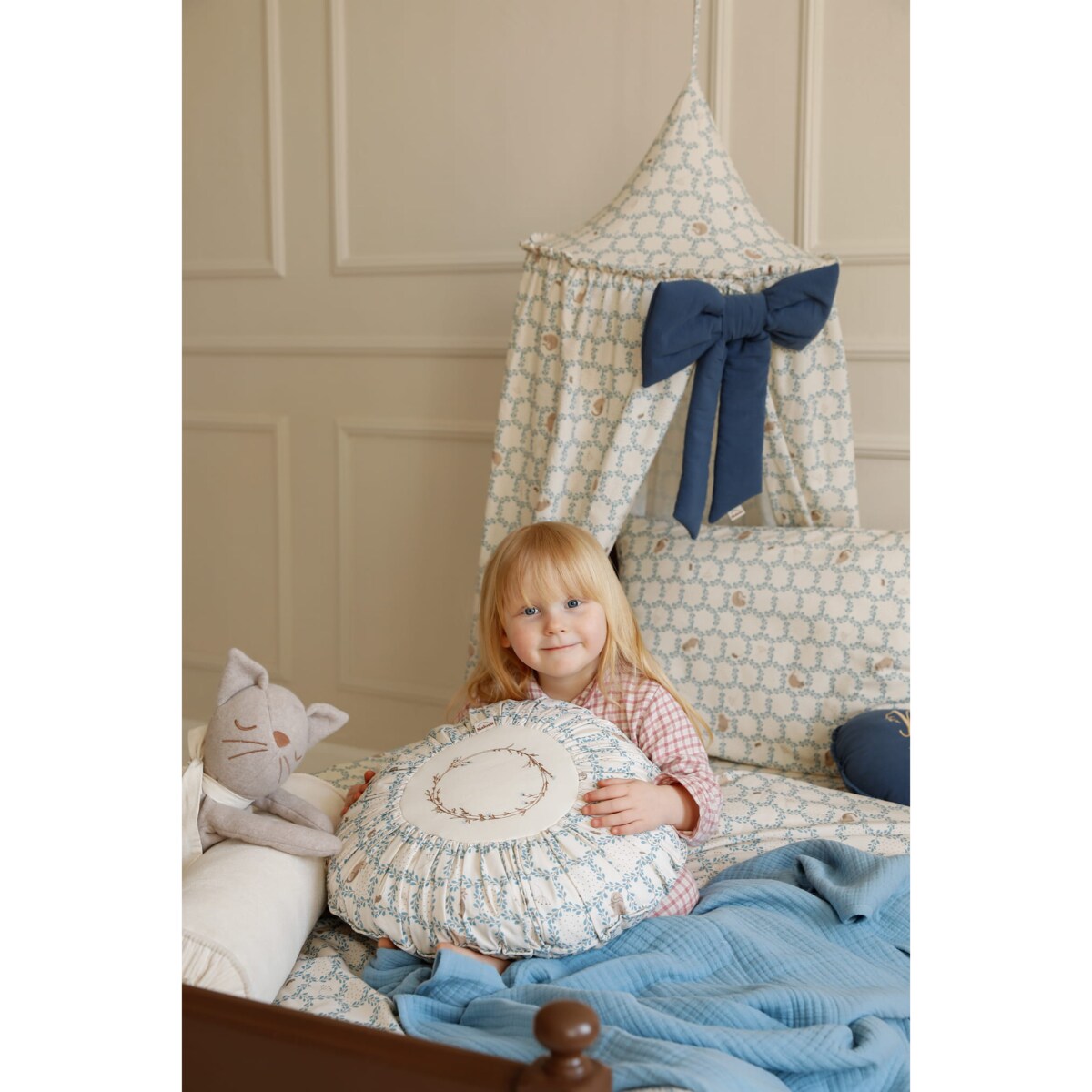 Poduszka dekoracyjna okrągła z haftem Blue Cottage