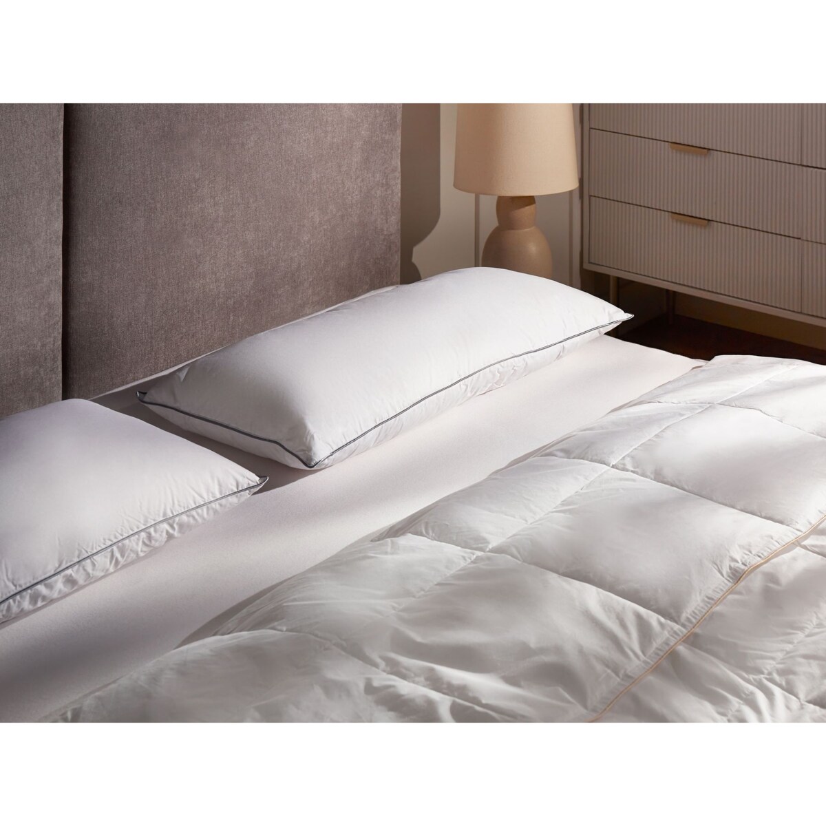 Poduszka trzykomorowa TEIDE Wysoka Kacze pióra i puch 40 x 80 cm Biały