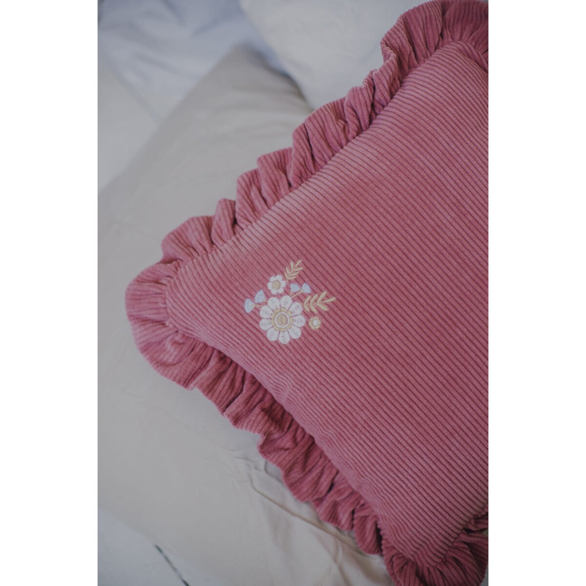 Poduszka dekoracyjna sztruksowa z falbanką mauve