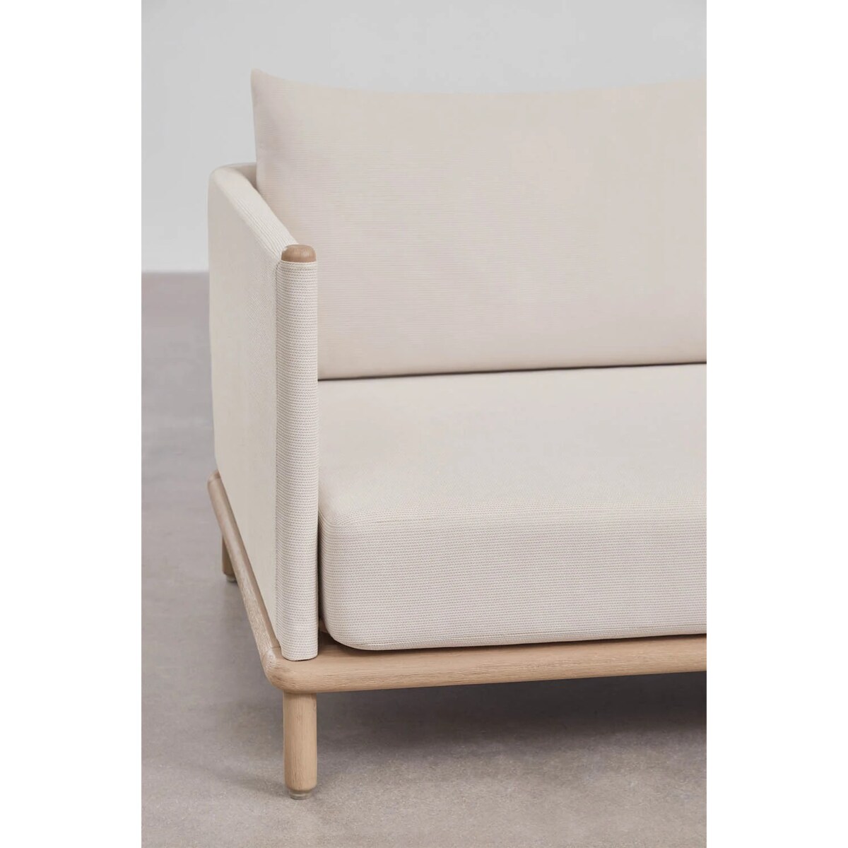 Zestaw ogrodowy: 3-osobowa sofa, 2 fotele i 2 okrągłe stoliki z drewna akacji Olivia