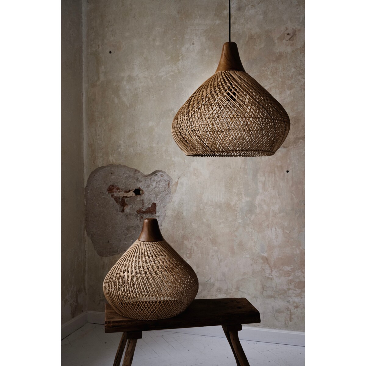 Rattanowa lampa z drewnem teakowym BAND w rozmiarze L - naturalna