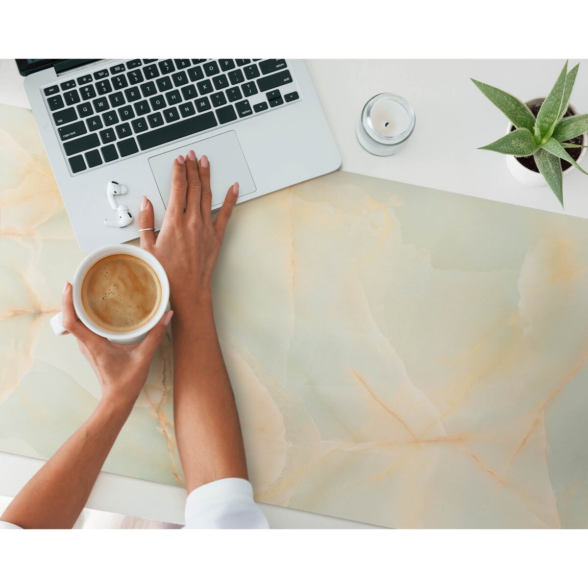Kremowa mata na biurko Marmurowe żyłki, 120x60 cm