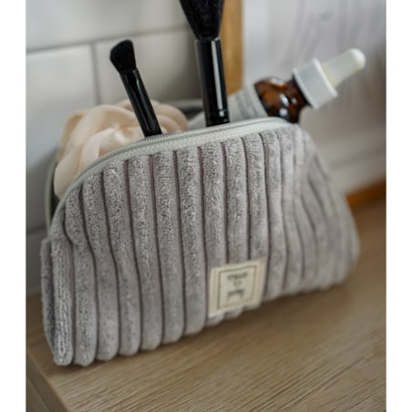 Click to enlarge Strona główna Sklep Dla Mamy Kosmetyczki Previous product Next product Blueberry Grey- sztruksowa kosmetyczka z wodoodpornym wnętrzem