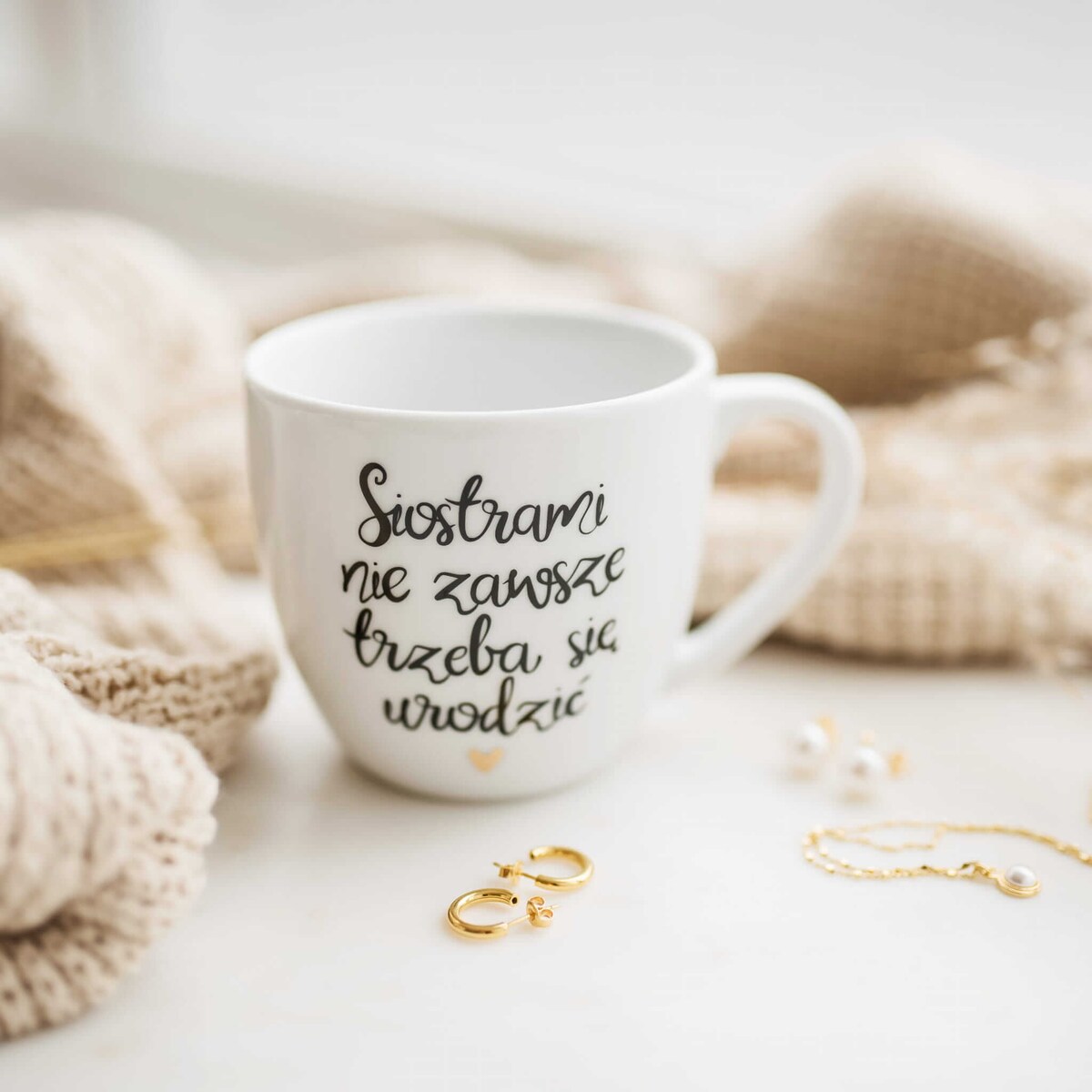 Biały Kubek Porcelanowy 300 ml - Napis Siostrami Nie Zawsze Trzeba Się Urodzić i Złote Serce na Dzień Kobiet dla Przyjaciółki