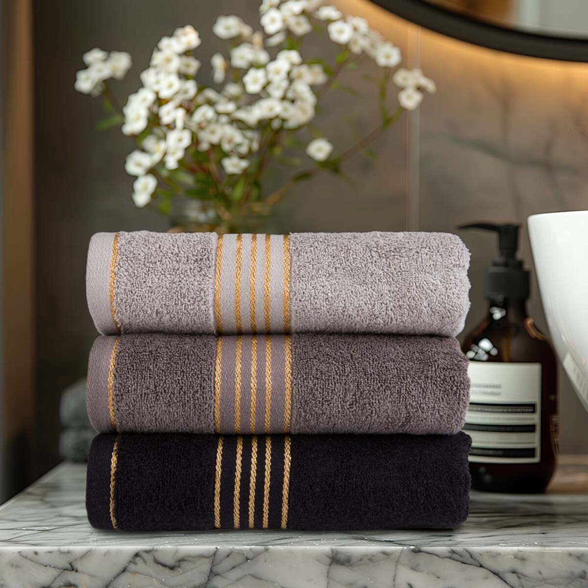 Ręcznik kąpielowy 50x90 cm bawełniany kolor szary z bordiurą w złote paski 500 g/m2 TIWANO