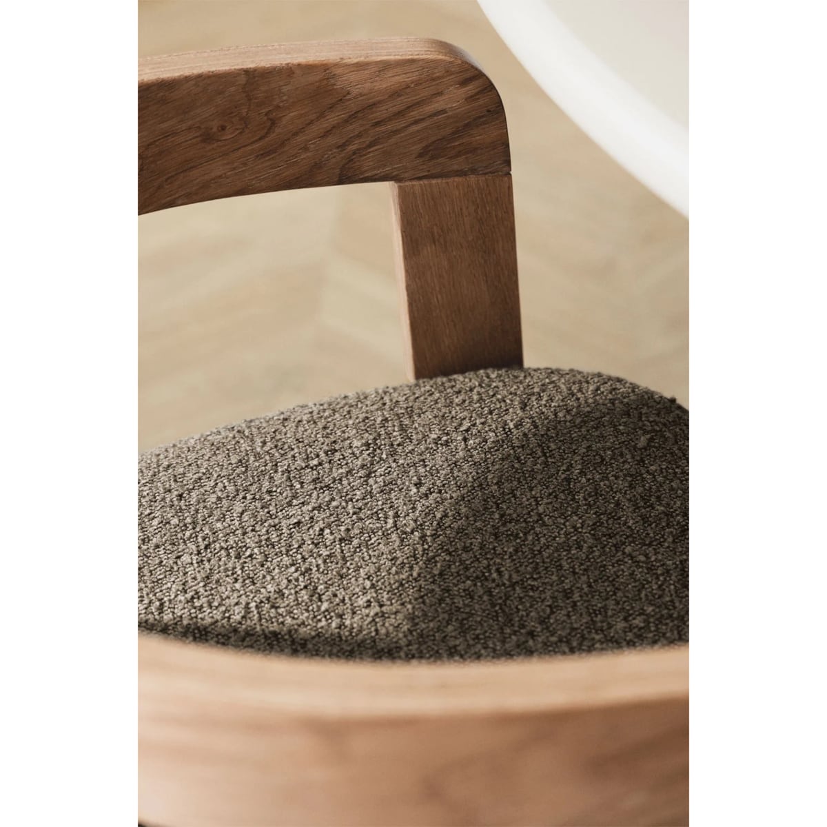 Krzesło z podłokietnikami, jasne drewno, kawa z mlekiem bouclé, Yvonne