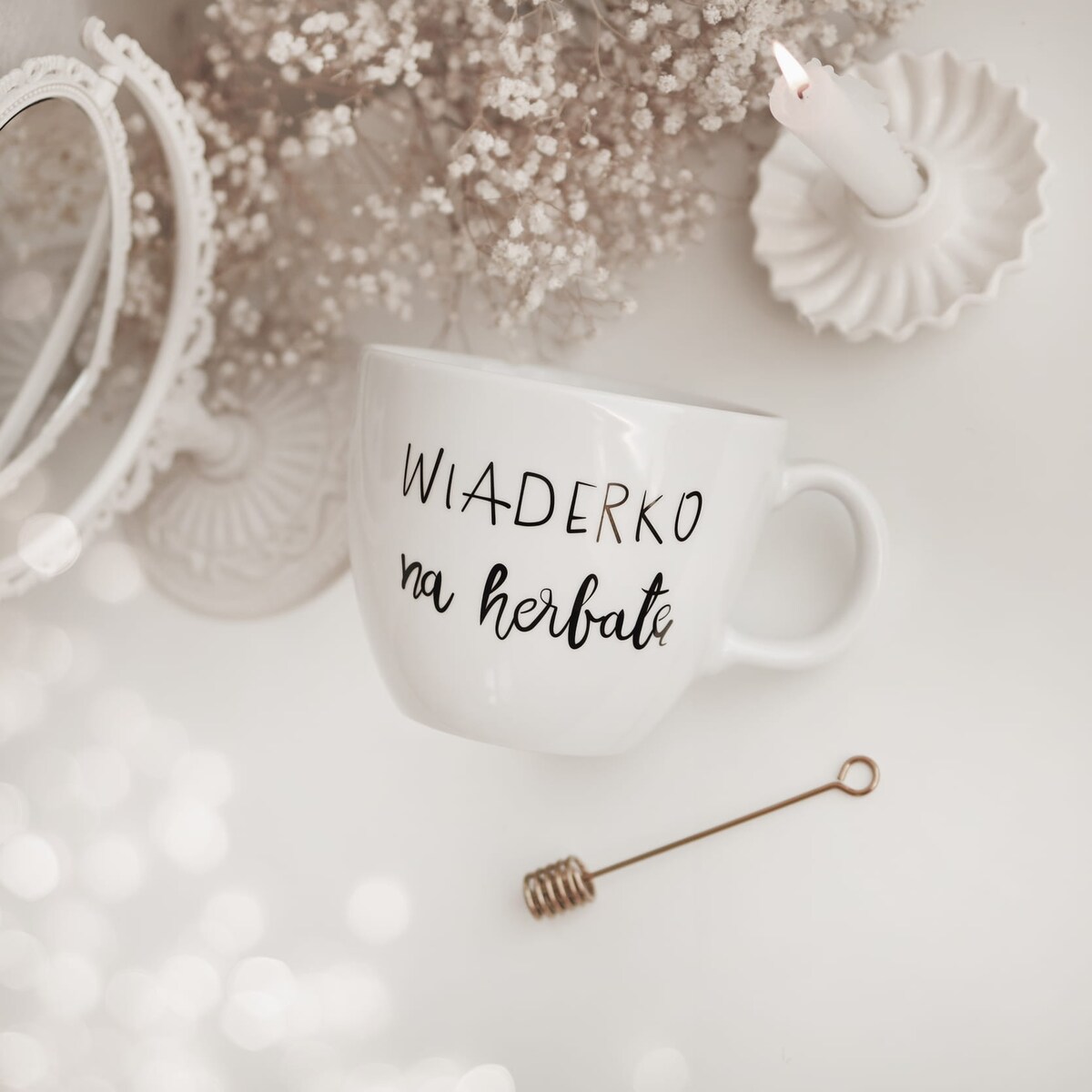 Biały Kubek Porcelanowy 1 litra - Motyw Wiaderka na Herbatę dla Miłośników Herbaty na Dzień Herbaty