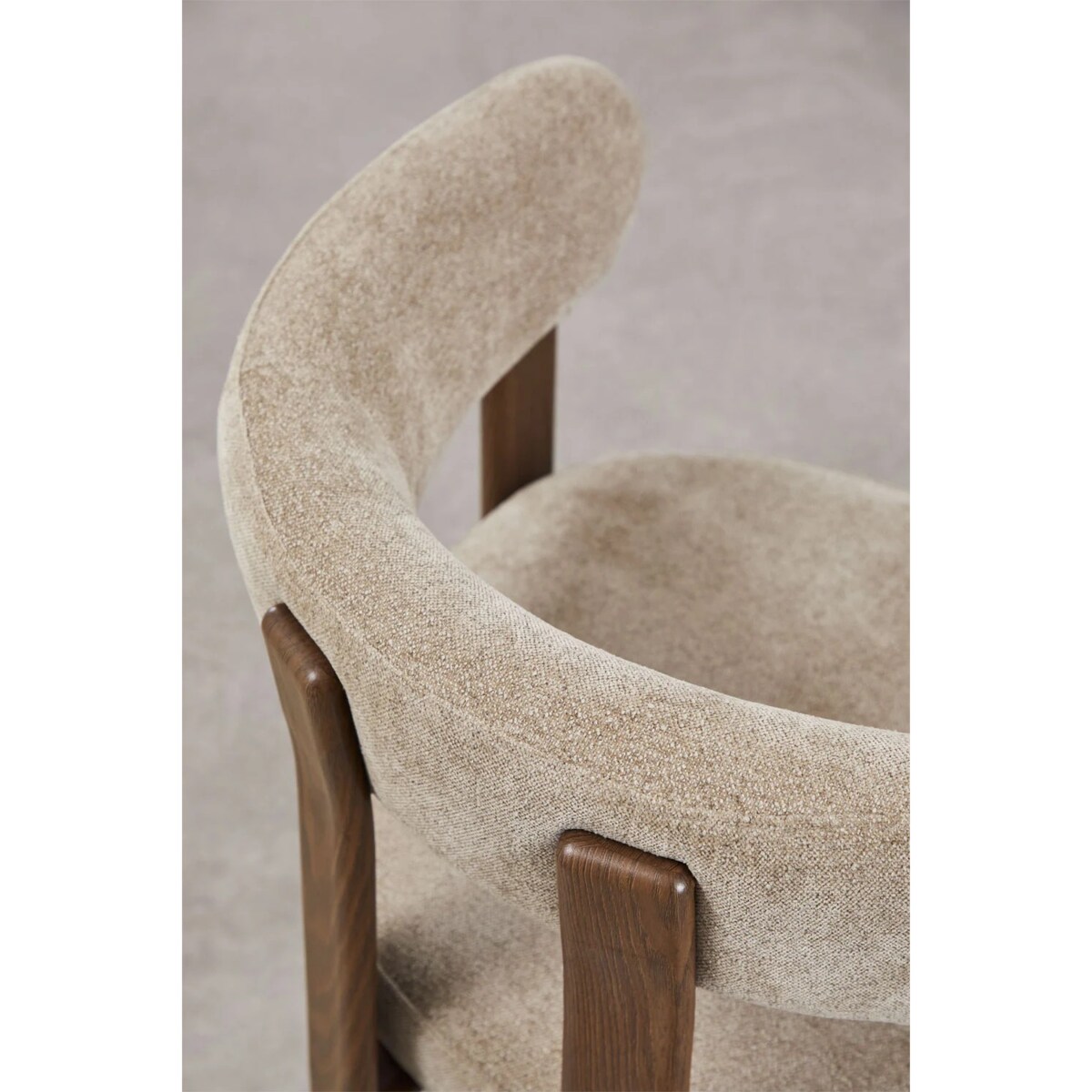 Krzesło z podłokietnikami tapicerowane Jolie, kawa z mlekiem