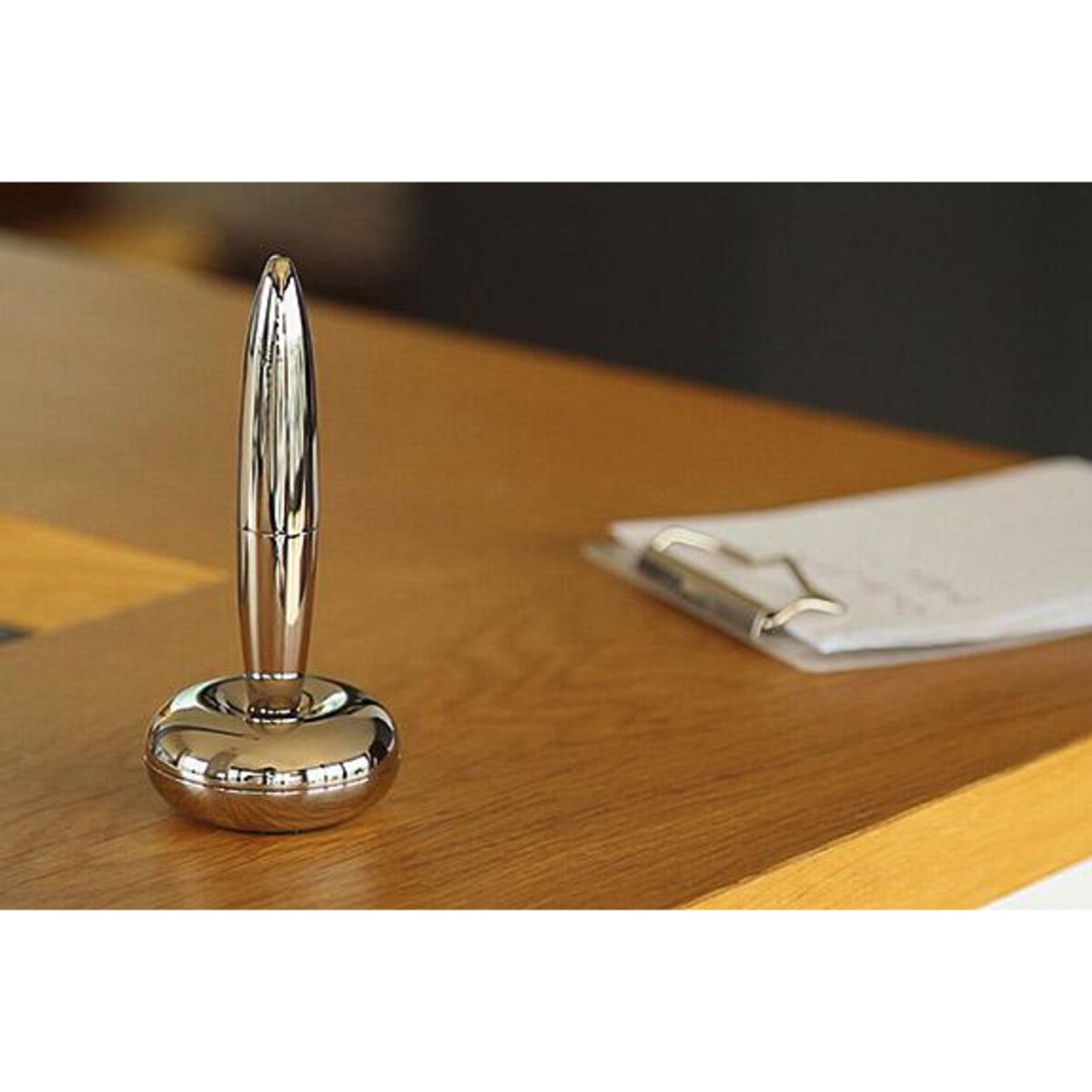 Długopis z magnetyczną podstawką