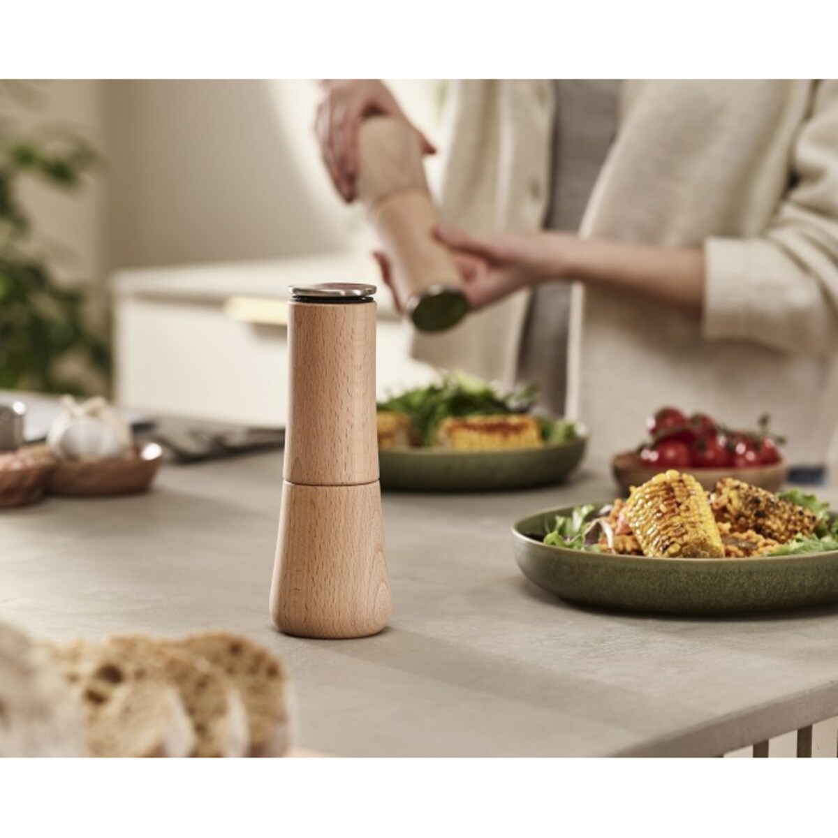 Młynek drewniany do pieprzu Milltop, 19 x 7 x 7 cm, Joseph Joseph