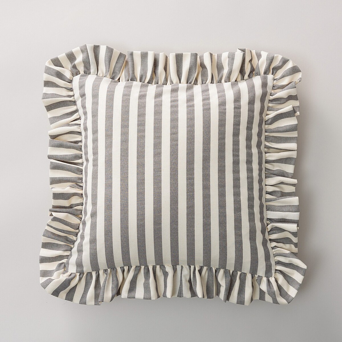 Poszewka Paula z falbaną 45x45 szaro-białe pasy (1,5cm)