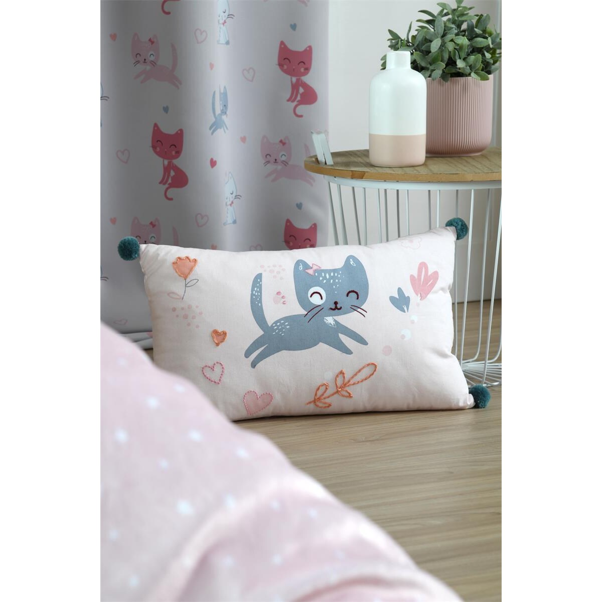 Poduszka dla dziecka ZOELINE z pomponami, 30 x 50 cm