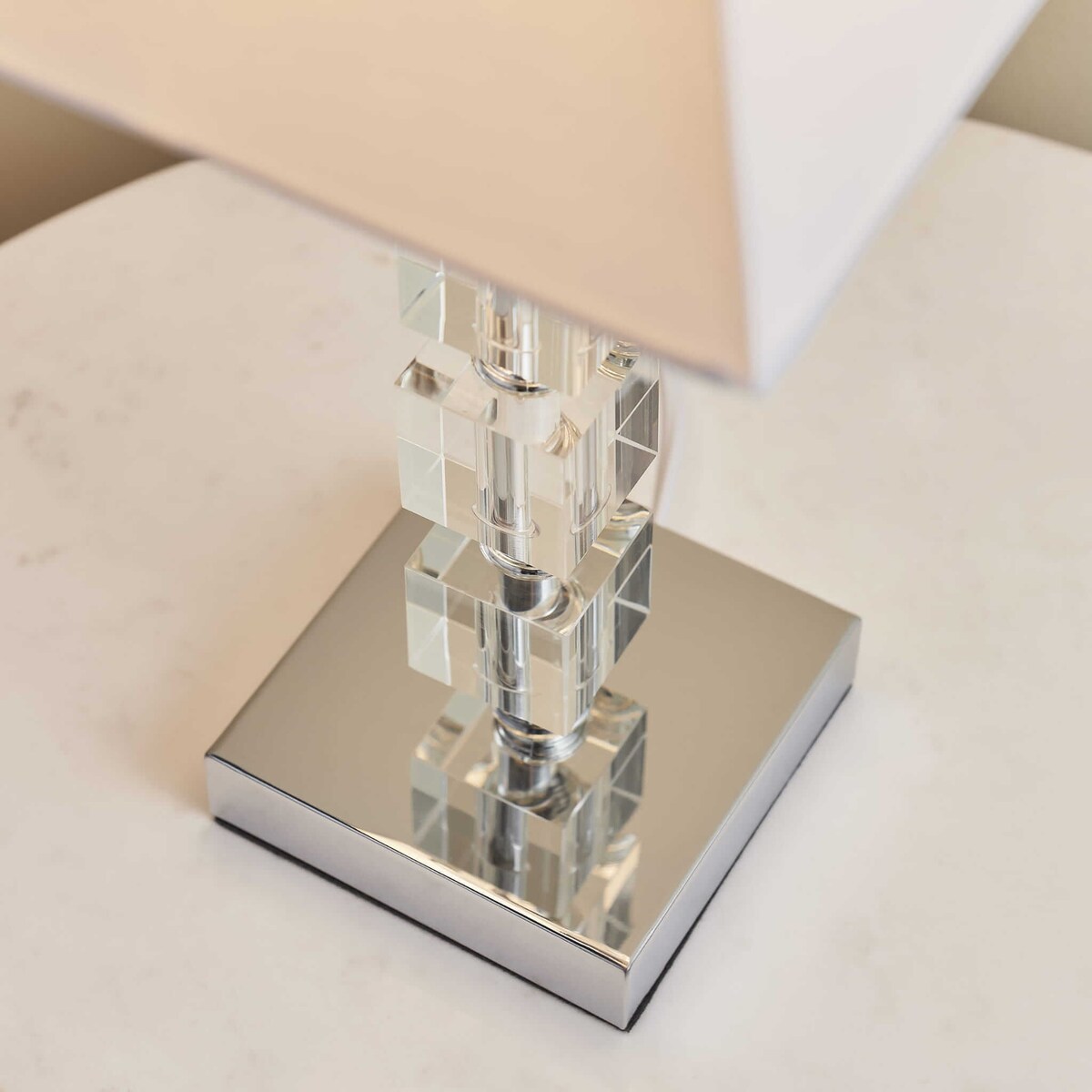 Nowoczesna lampa stołowa Murford 96940-TLCH Endon abażur tkanina metal biały