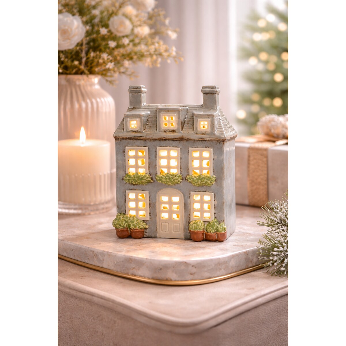 Ceramiczny domek na tea-lighty 19x14x9,5 cm SONAM szary, dwa kominy i 3 lukarny