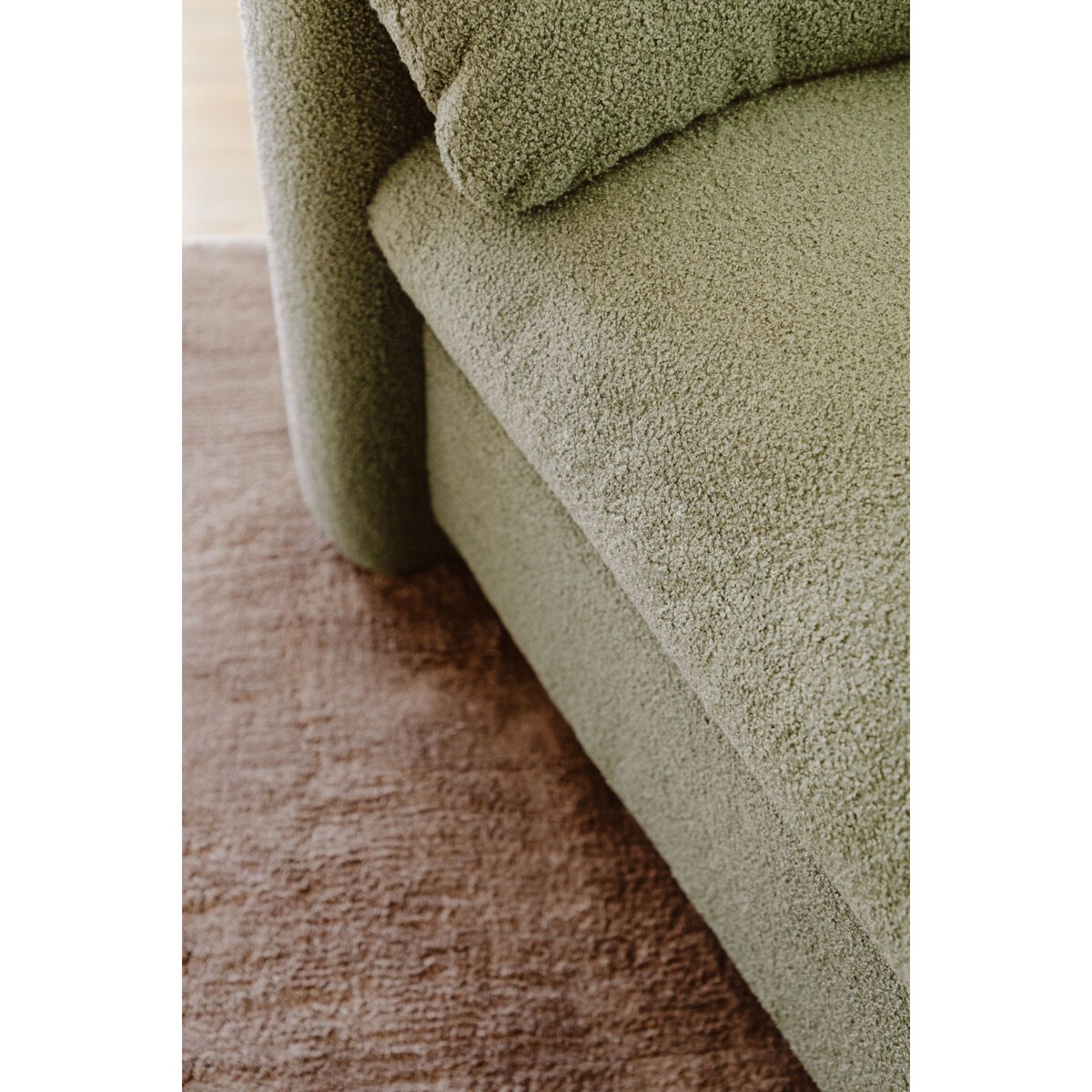 Fotel wypoczynkowy bouclé szałwiowo zielony Serra