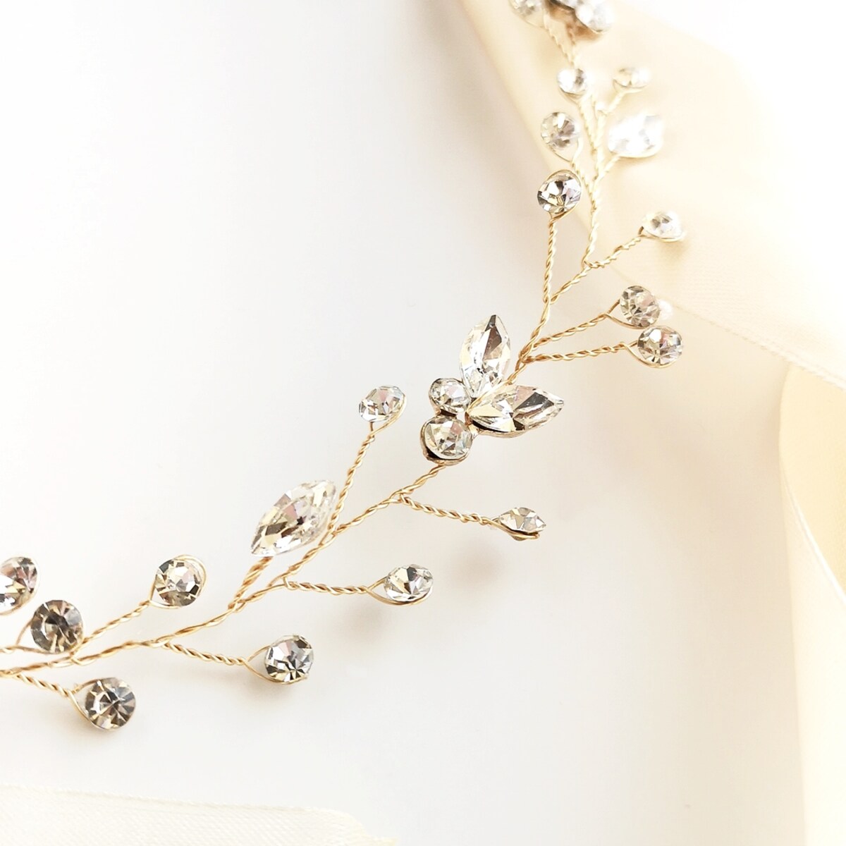 Opaska ślubna złota z cyrkoniami - delikatna i błyszcząca