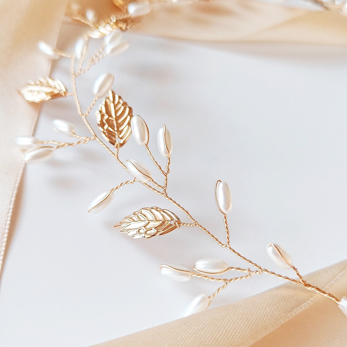 Opaska na włosy złota z listkami perełkami ŚLUBNA