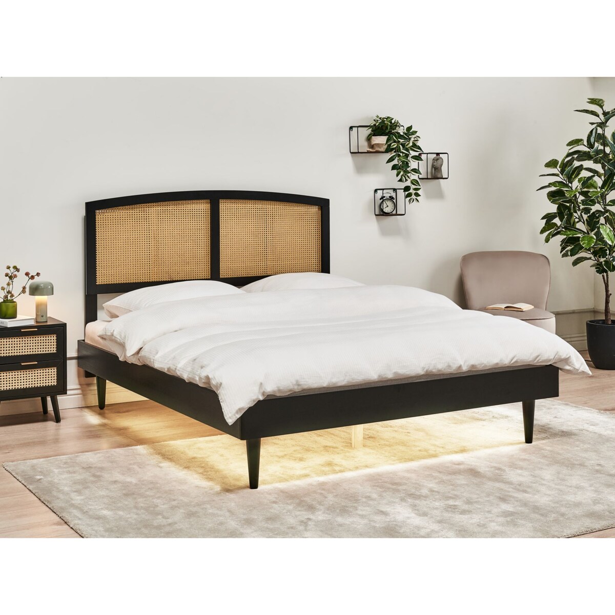 Łóżko drewniane z LED 160 x 200 cm czarne VARZY