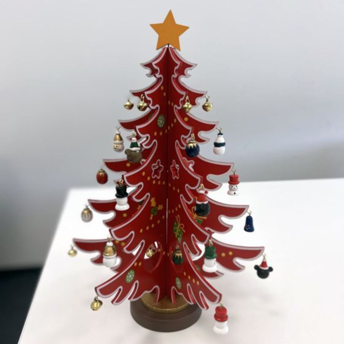 Drewniana choinka z zawieszkami czerwona, 25.8 x 31.2 x 3.5 cm, Timstor