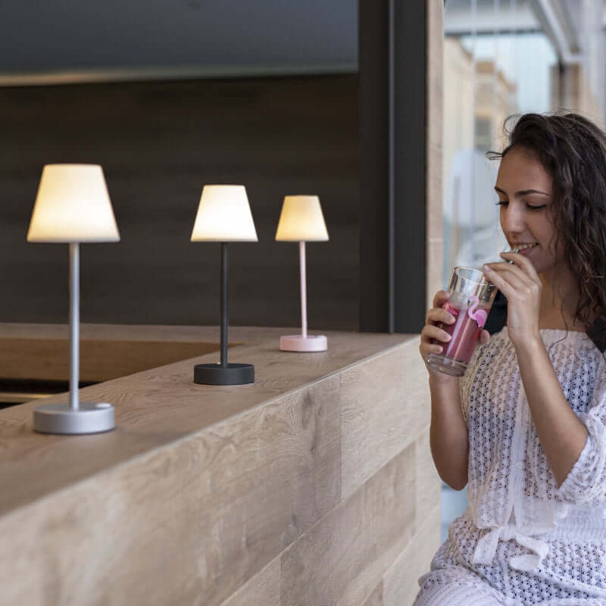 Dotykowa stołowa lampka Lola LUMLLS030BRWLNW King Home IP44 do baru beżowa