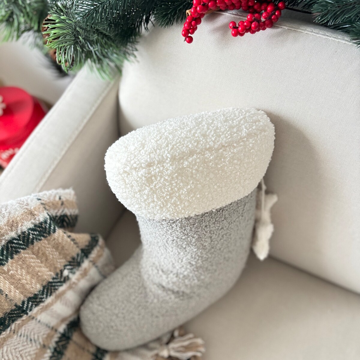 Poduszka świąteczna Skarpeta jasna szara boucle