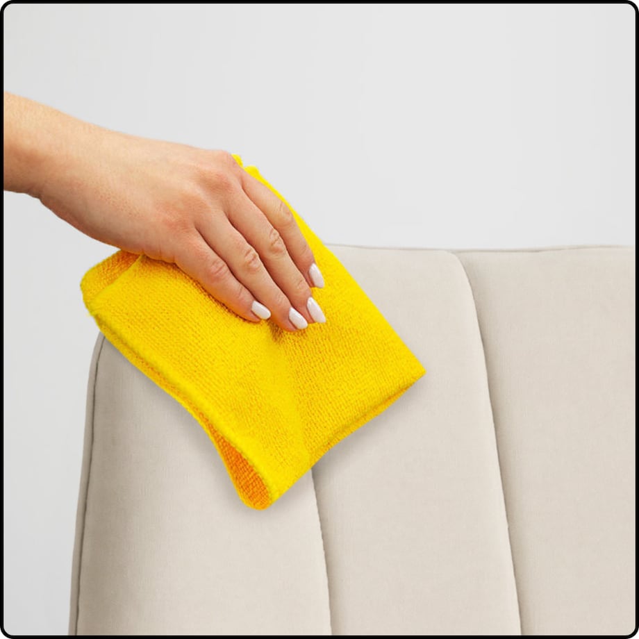 Fotel uszak tapicerowany welurowy wygodny z czarnymi nogami do salonu beżowy